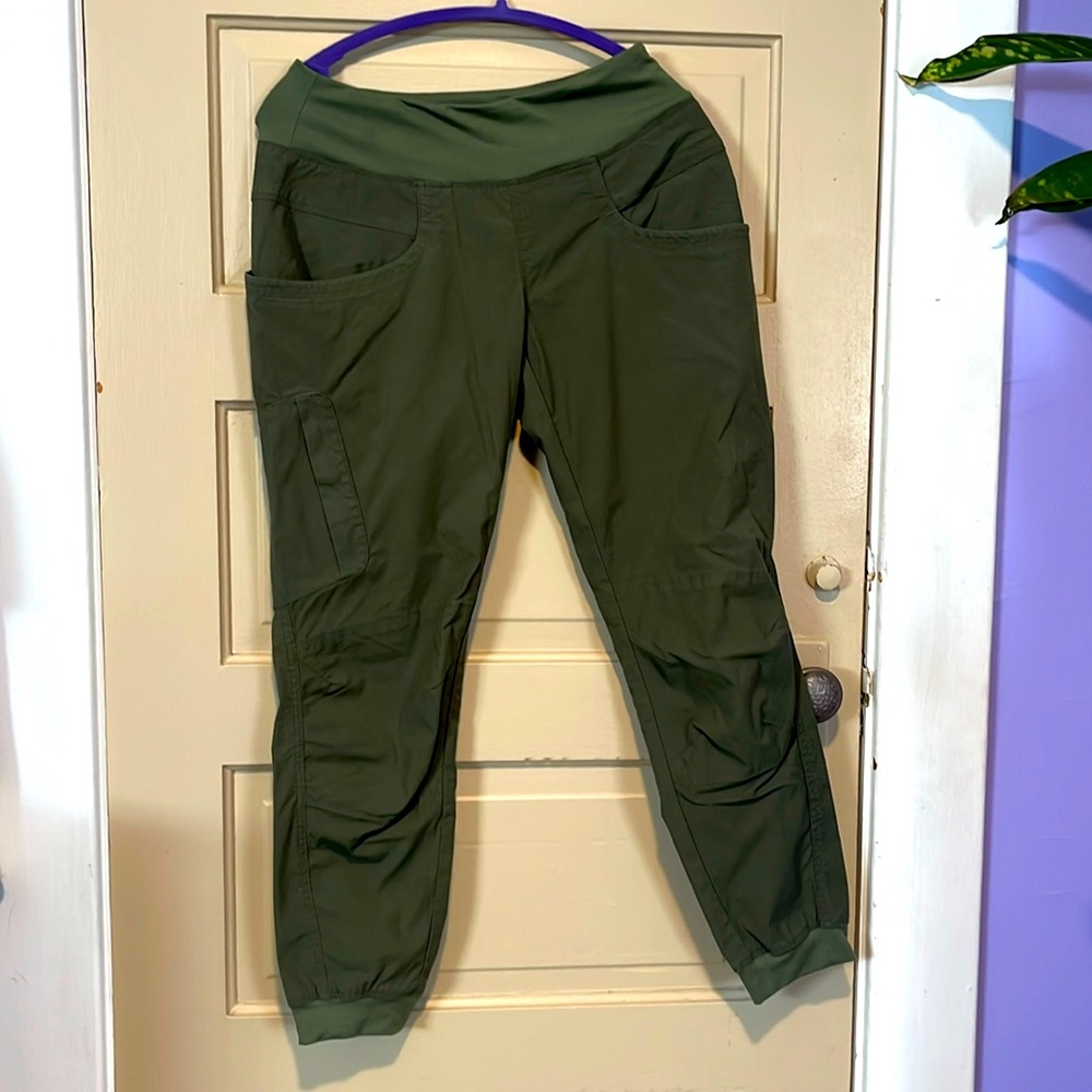 PrANa hiking pants size small in army green